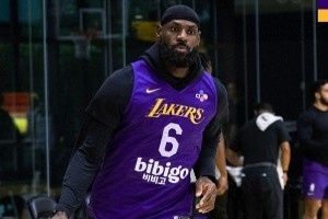 老詹归队！湖人官推晒训练照：回到主场的感觉真好